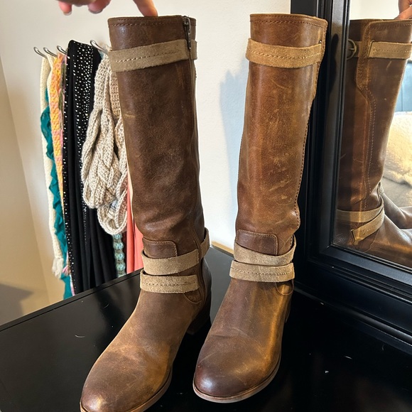 UGG brown leather boots. Size 8.5 - Picture 2 of 9